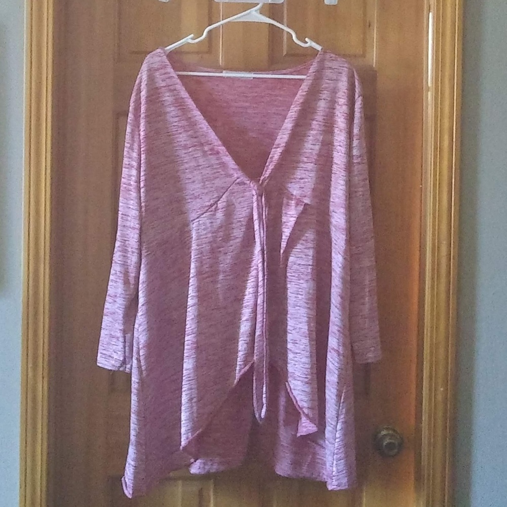 Three quarter length sleeve.  Fits like a 3X.